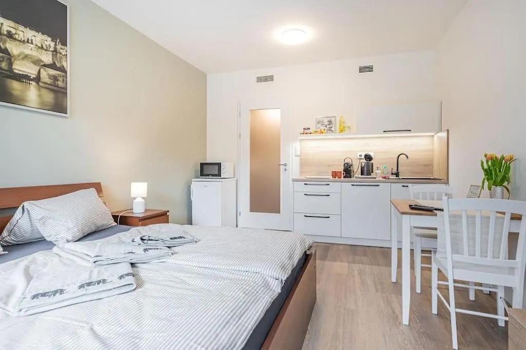 On-Site Free Parking, 12 To Min Centre, Supermarket Prague Czech Republic
